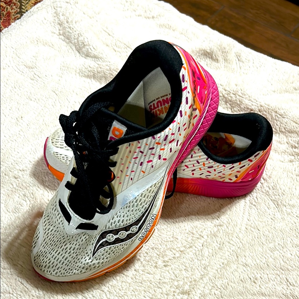 Boston Marathon Dunkin Donuts Limited Edition
Saucony Brand
Women’s size 8.5